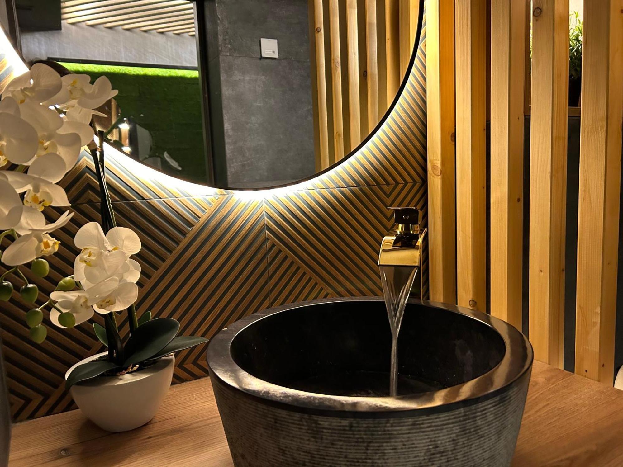 Leo Apartment Suite & Private Spa Zone - Old City 브라티슬라바 외부 사진