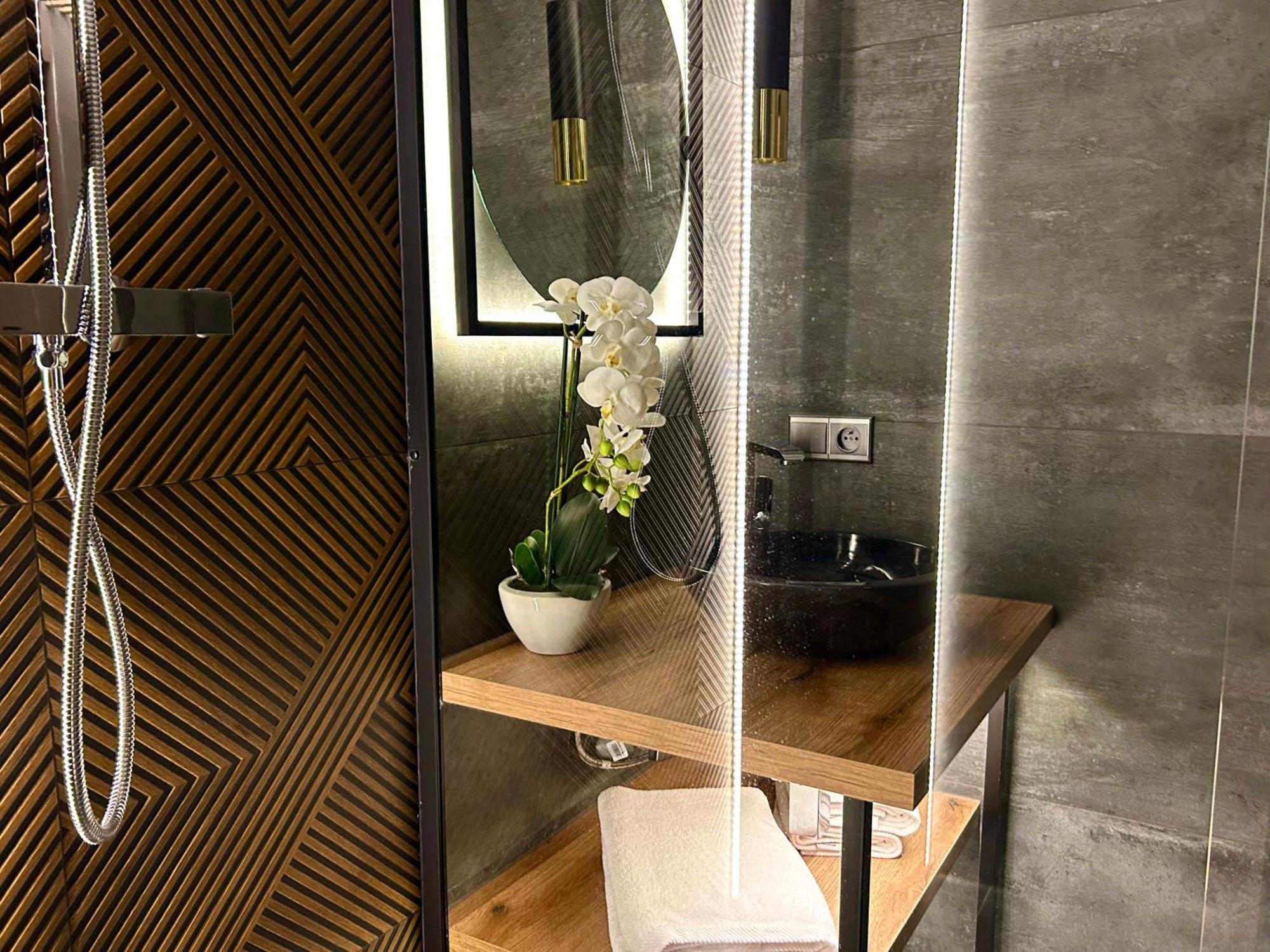 Leo Apartment Suite & Private Spa Zone - Old City 브라티슬라바 외부 사진