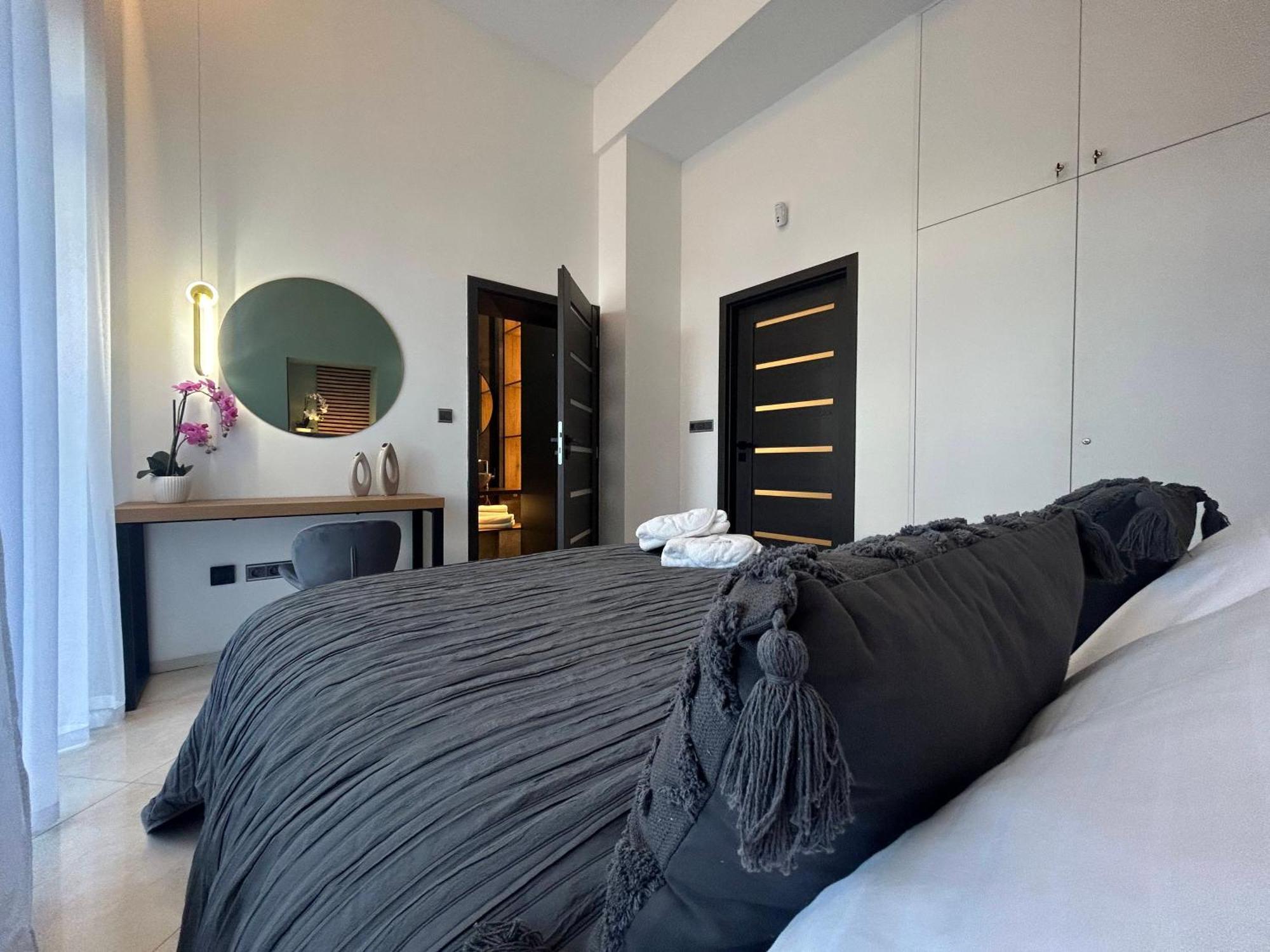 Leo Apartment Suite & Private Spa Zone - Old City 브라티슬라바 외부 사진