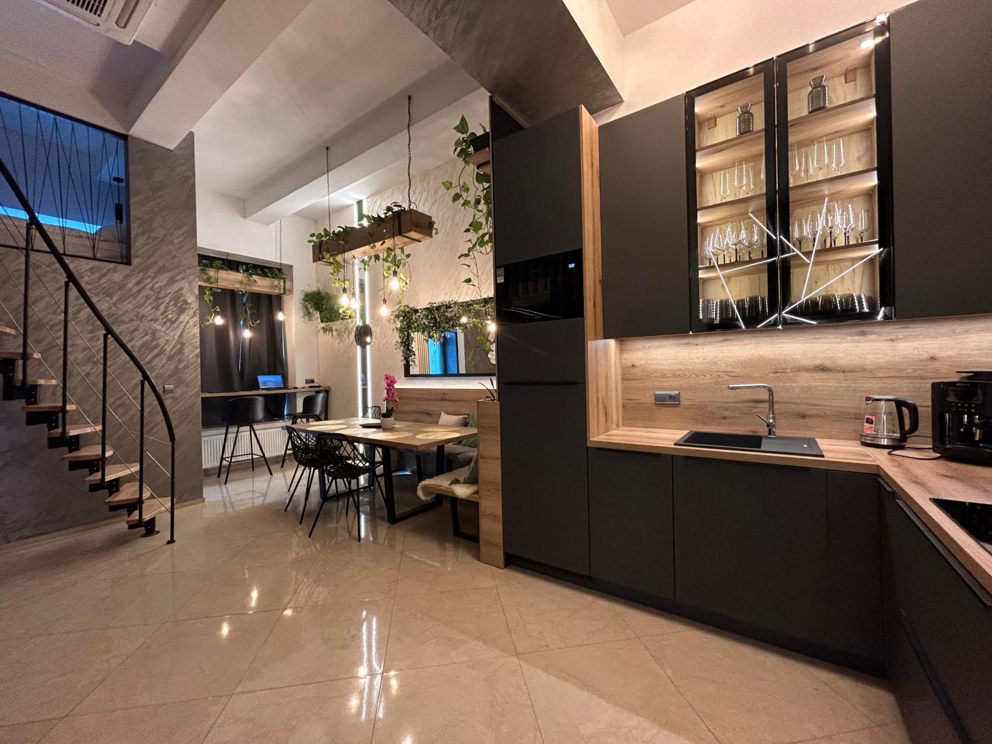 Leo Apartment Suite & Private Spa Zone - Old City 브라티슬라바 외부 사진