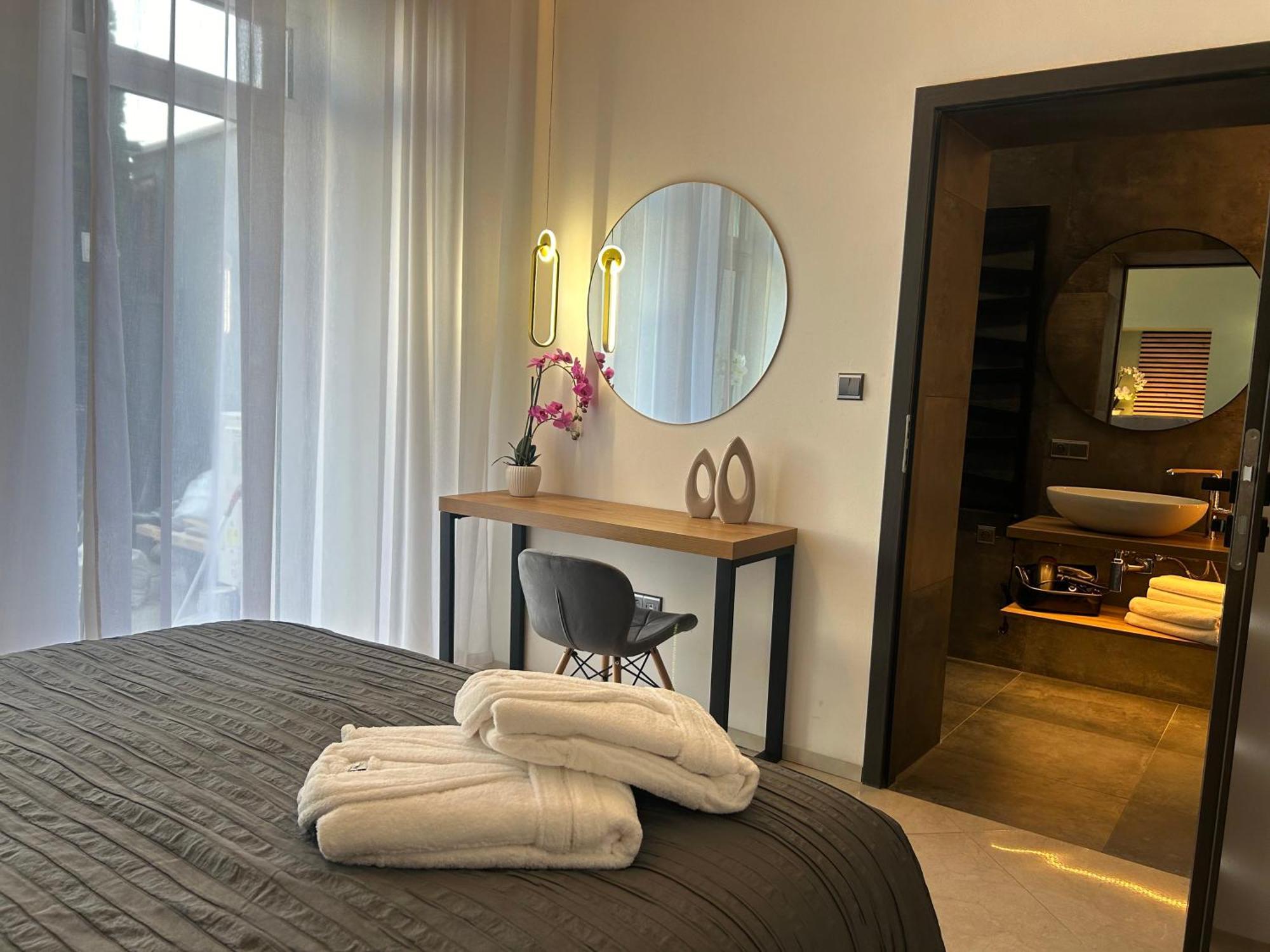 Leo Apartment Suite & Private Spa Zone - Old City 브라티슬라바 외부 사진