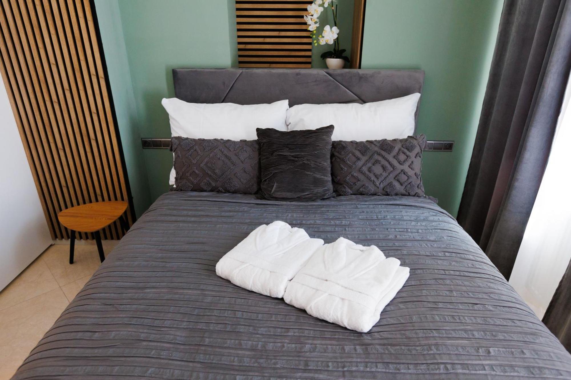 Leo Apartment Suite & Private Spa Zone - Old City 브라티슬라바 외부 사진